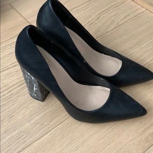 Black heels with marble accent